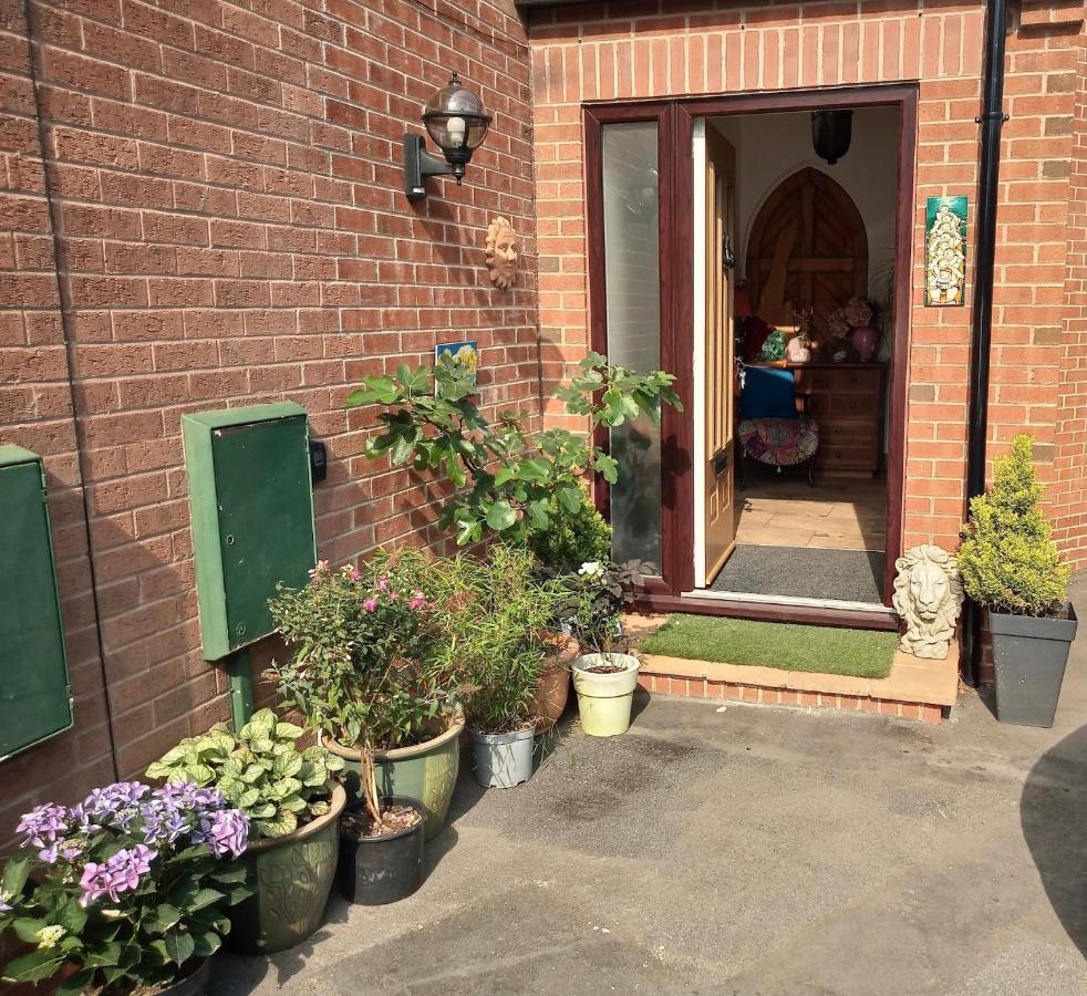 Self Contained Ground Floor Bedroom With Ensuite Wet Room Continental Breakfast Included Parking For 1 Car Outside Heanor Bagian luar foto